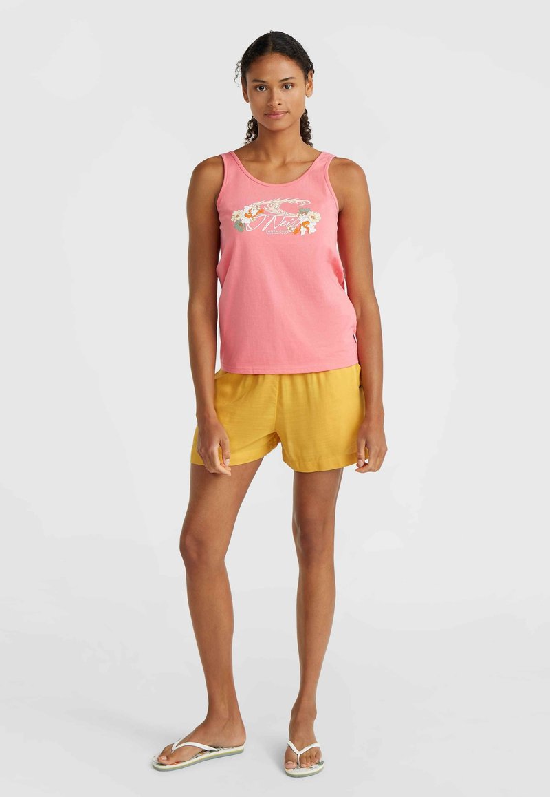 Rosa Baumwolltanktop mit Blumenmuster, kombiniert mit gelben Shorts. Das Tanktop hat einen runden Ausschnitt und ärmelloses Design, mit glatter Textur.