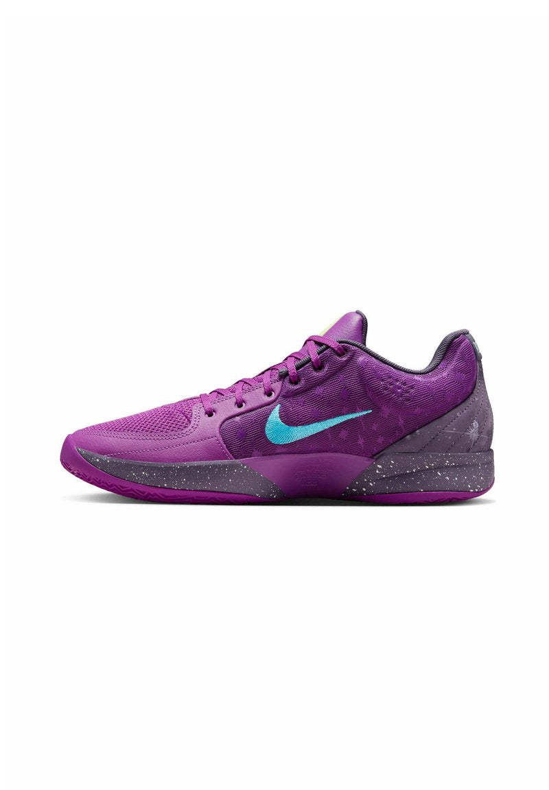 Lila Sportschuh mit einer strukturierten Oberseite, türkisfarbenem Nike-Logo und dunkel lila gesprenkelter Sohle. Verfügt über ein modernes Design und atmungsaktives Material.