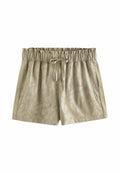 Beige Shorts mit elastischem Bund, Kordelzug und Seitentaschen. Sie verfügen über ein dezentes Muster und das Wort "ACTIVE" auf einer Seite aufgedruckt.
