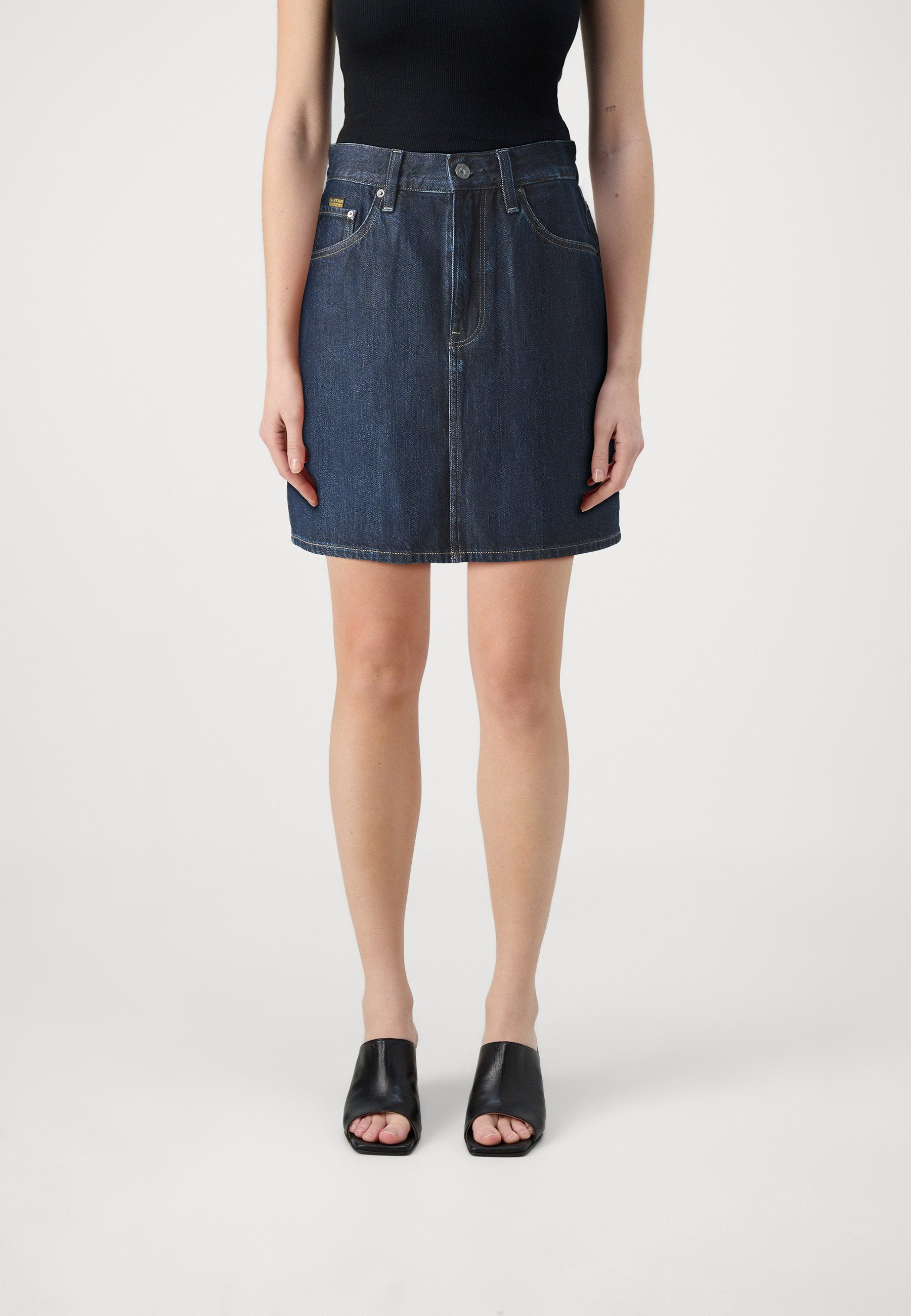 VIKTORIA SHORT EDGE Media 3