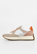 Beige-weißer Wildledersneaker mit perforierter Seitenlasche, orangefarbenem Fersenlaschenband, cremefarbener Sohle und Schnürsenkeln mit orangefarbenen Akzenten, Seitenansicht auf weißem Hintergrund.