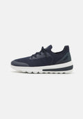 Marineblaue Sportschuhe mit Obermaterial aus Strick und Synthetik, Schnürdesign, weißer gepolsterter Sohle und strukturierten Akzenten an der Ferse.