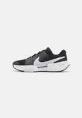 Schwarz-weiße Sportschuhe mit einer strukturierten Oberseite, einem auffälligen Nike-Logo und einem kontrastierenden Sohlen-Design für besseren Halt und Stabilität.