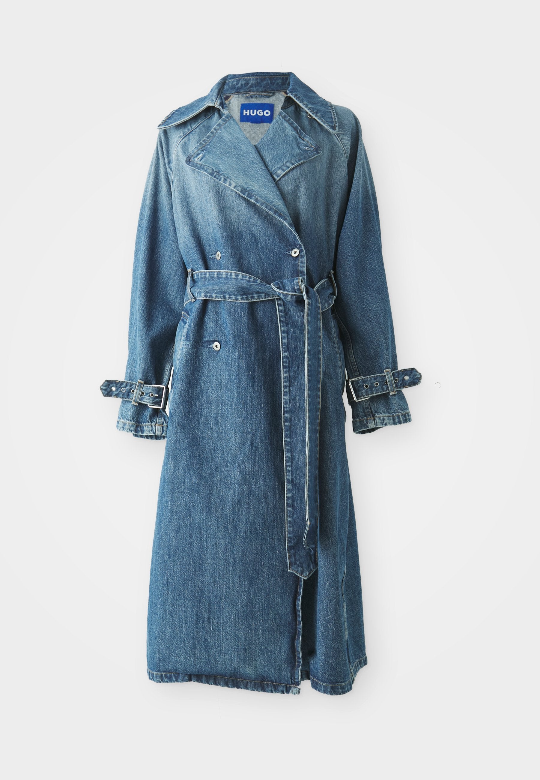 Denim-Trenchcoat in Mittlerem Blau mit doppelt geknöpftem Design, Gürtel in der Taille und verstellbaren Schnallenakzenten an den Ärmeln.