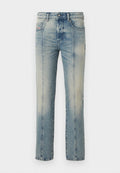 Hellblaue Jeans aus Denim mit geradem Schnitt, verwaschenem Finish, kontrastierenden Nähten und einer vorderen Knopfleiste.
