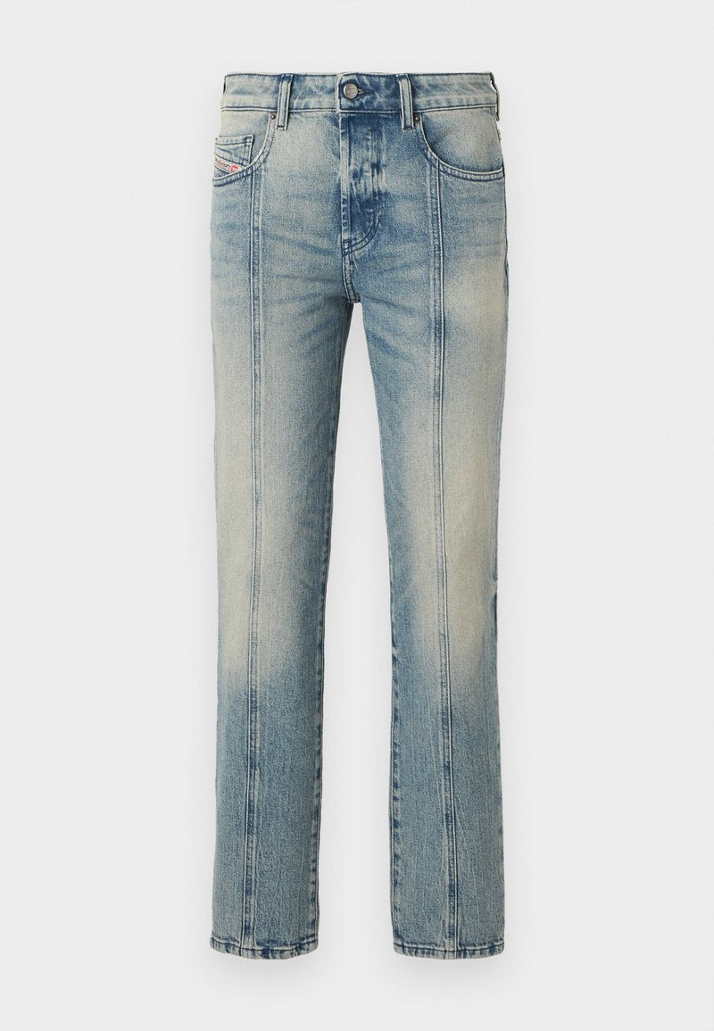 Hellblaue Jeans aus Denim mit geradem Schnitt, verwaschenem Finish, kontrastierenden Nähten und einer vorderen Knopfleiste.