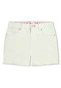 Weiße Jeansshorts mit fransigem Saum, fünf Taschen und einem silbernen Knopfverschluss. Der innere Taillenbund weist ein rot-weißes Muster auf.