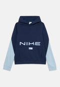 Dunkelblaues Nike Hoodie mit hellblauen Ärmeln, großem Logo auf der Vorderseite, Fronttasche und verstellbarer Kapuze. Weiche Stoffqualität und lässiges Design.