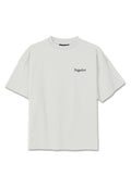 Weißes T-Shirt mit kurzen Ärmeln und Rundhalsausschnitt, mit dem Schriftzug "Pegador" in kleinem schwarzem Text auf der linken Brust.