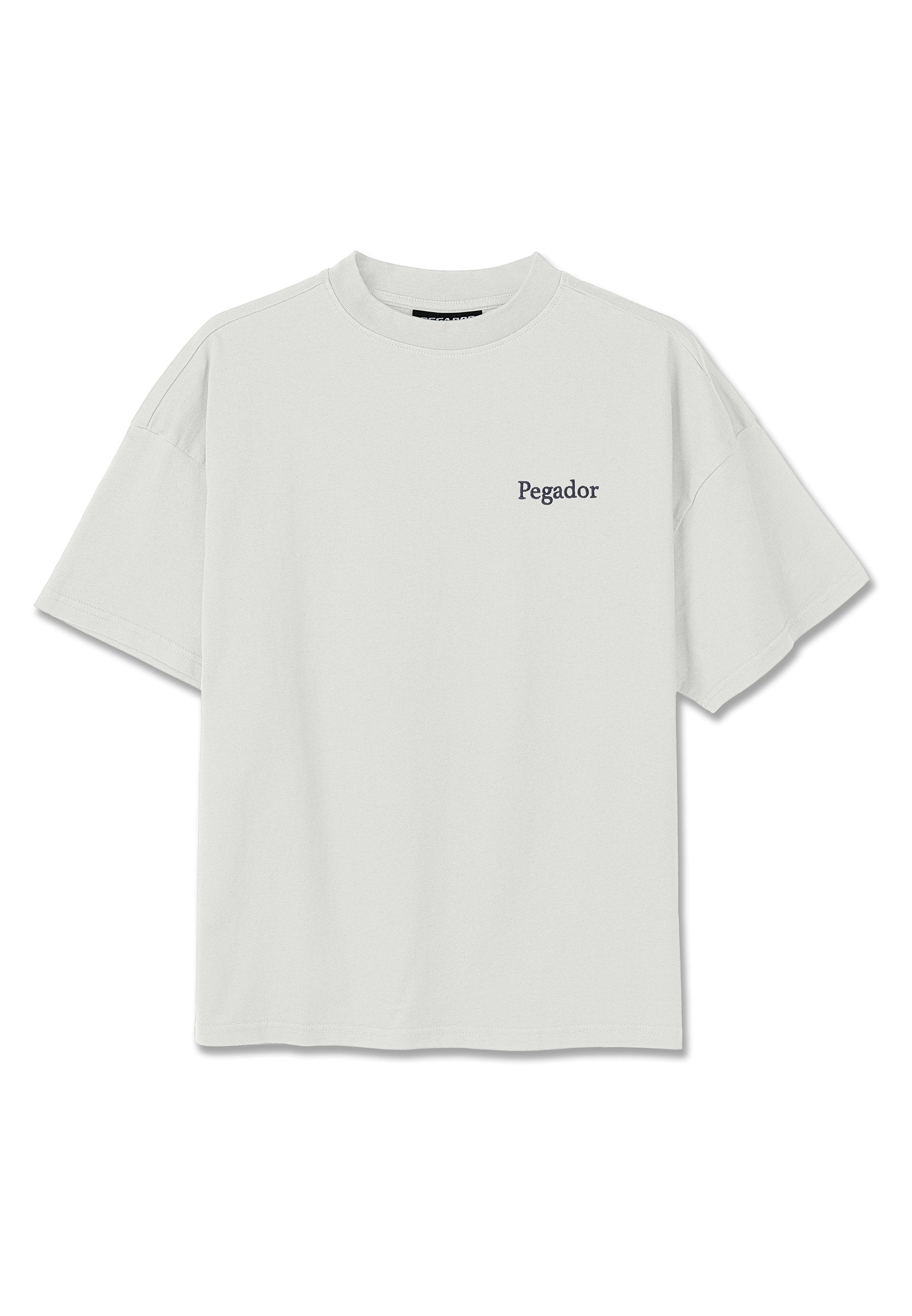 Weißes T-Shirt mit kurzen Ärmeln und Rundhalsausschnitt, mit dem Schriftzug "Pegador" in kleinem schwarzem Text auf der linken Brust.