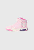 Rosa High-Top-Sneaker mit einem Klettverschluss, verziert mit einem Einhorn-Motiv, Sternenmustern und einer durchsichtigen lila Sohle. Texturierte Stoffakzente.