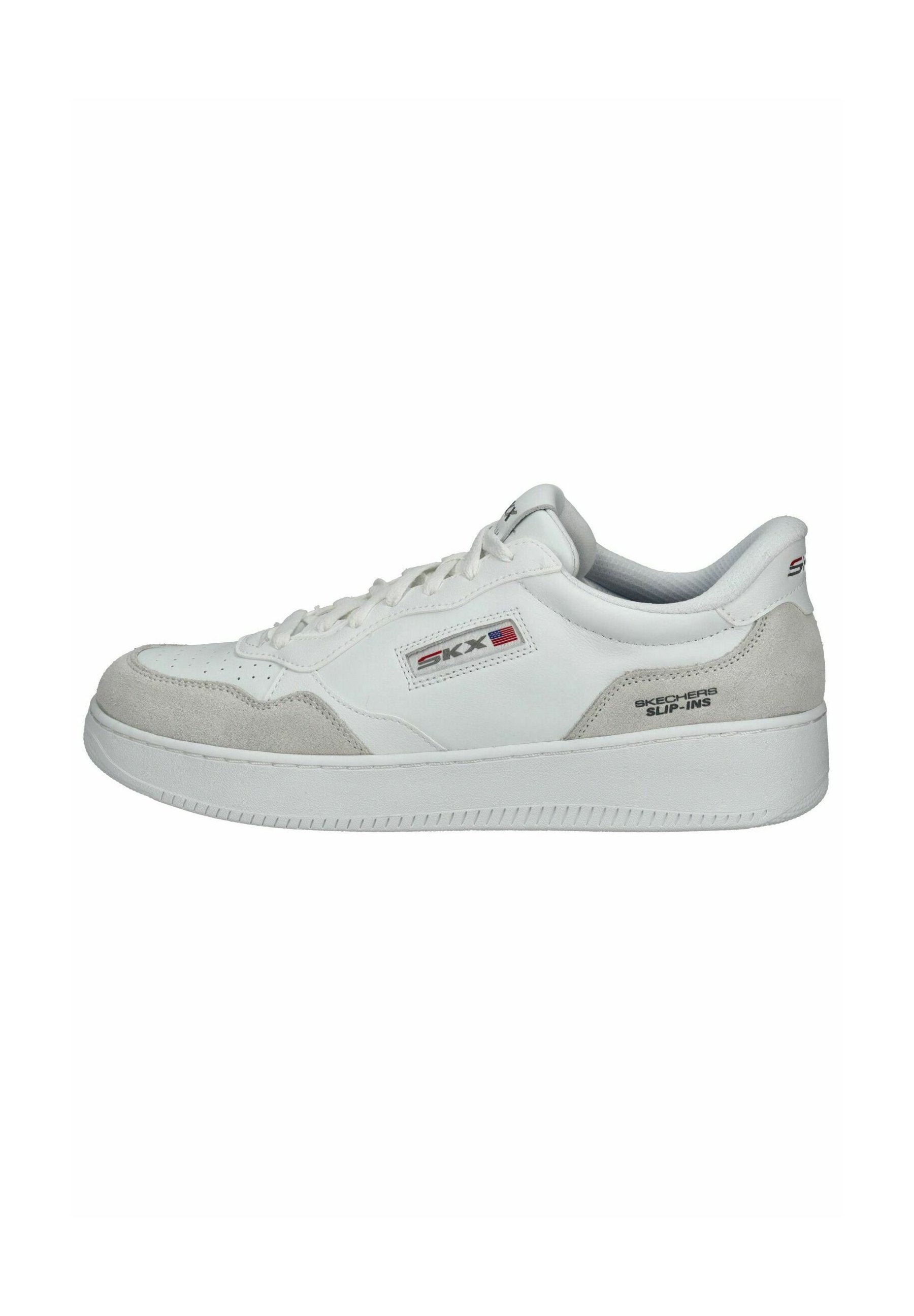 Weiße Sneaker mit einem Obermaterial aus glattem Leder und Suede-Akzenten. Merkmale sind eine abgerundete Zehenpartie, schnürbares Design und eine dicke Gummisohle. Branding an den Seiten.