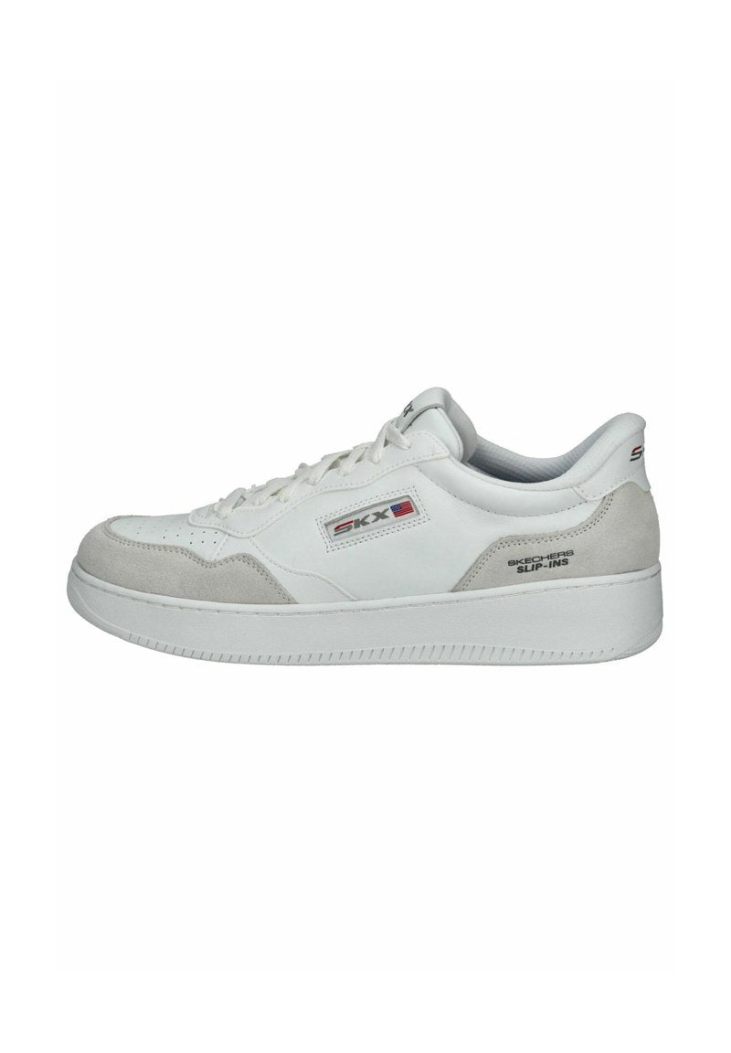 Weiße Sneaker mit einem Obermaterial aus glattem Leder und Suede-Akzenten. Merkmale sind eine abgerundete Zehenpartie, schnürbares Design und eine dicke Gummisohle. Branding an den Seiten.