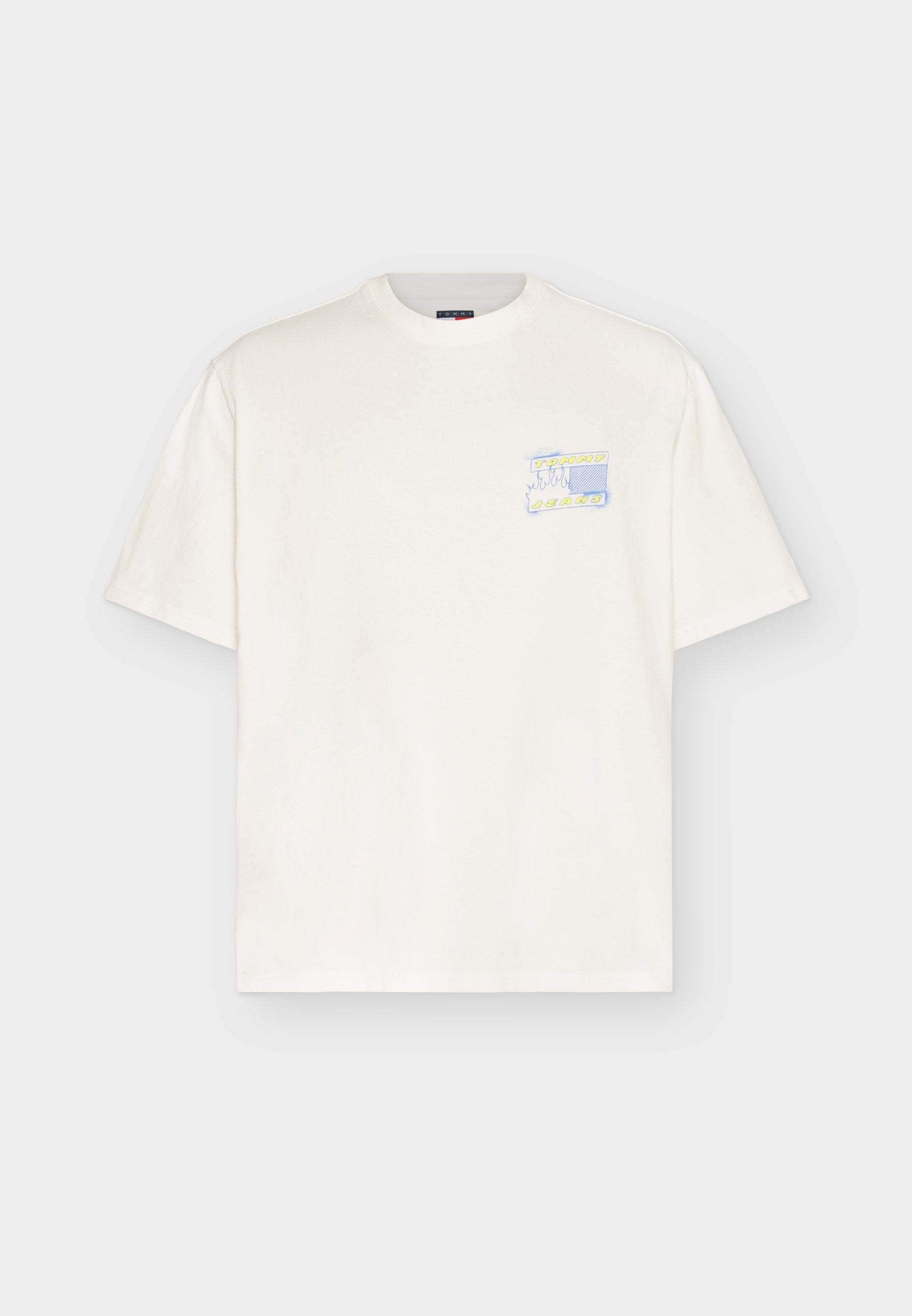 Weißes kurzärmeliges T-Shirt mit einem kleinen bunten Grafikmotiv auf der linken Brust mit Text und Flammen.