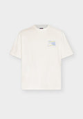 Weißes kurzärmeliges T-Shirt mit einem kleinen bunten Grafikmotiv auf der linken Brust mit Text und Flammen.