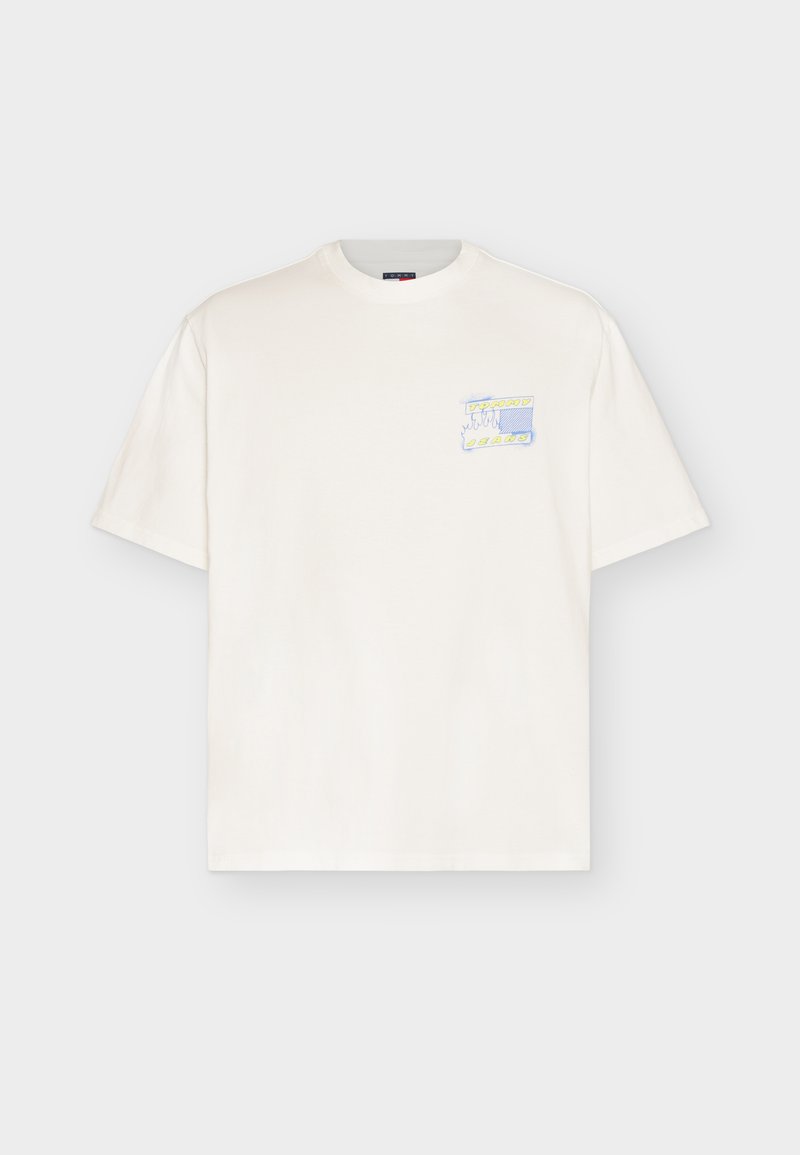 Weißes kurzärmeliges T-Shirt mit einem kleinen bunten Grafikmotiv auf der linken Brust mit Text und Flammen.