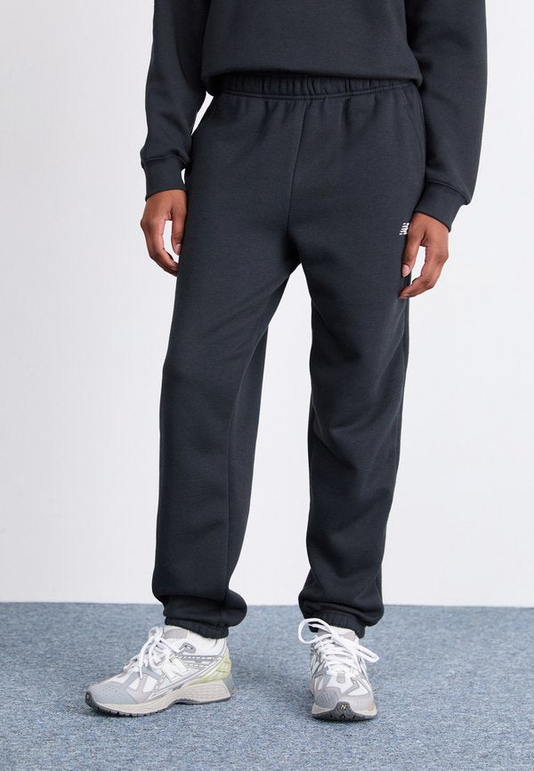 New Balance SPORT ESSENTIALS JOGGER - Tracksuit bottoms - black