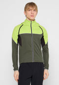Grüne und neongelbe Zip-Jacke mit schwarzen Akzenten, ausgestattet mit einem taillierten Schnitt und langen Ärmeln, aus leichtem, glattem Stoff gefertigt.