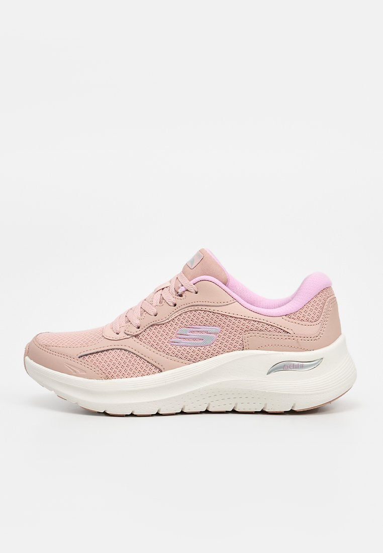 Hellrosa Skechers Sportschuh mit Mesh-Einsätzen, Schnürdesign, gepolstertem Kragen und dicker weißer Sohle mit Unterstützungstechnologie.