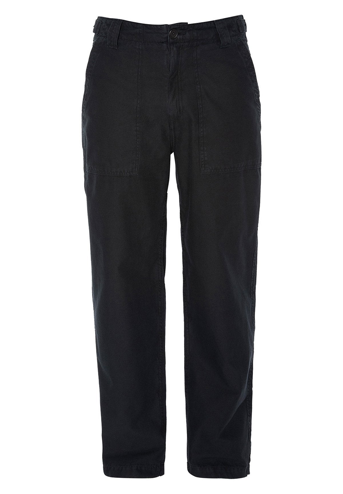 Schwarze Baumwoll-Cargo-Hose mit lockerer Passform, ausgestattet mit zwei vorderen Taschen und einem Knopfverschluss, glatter Textur und lässigem Design.