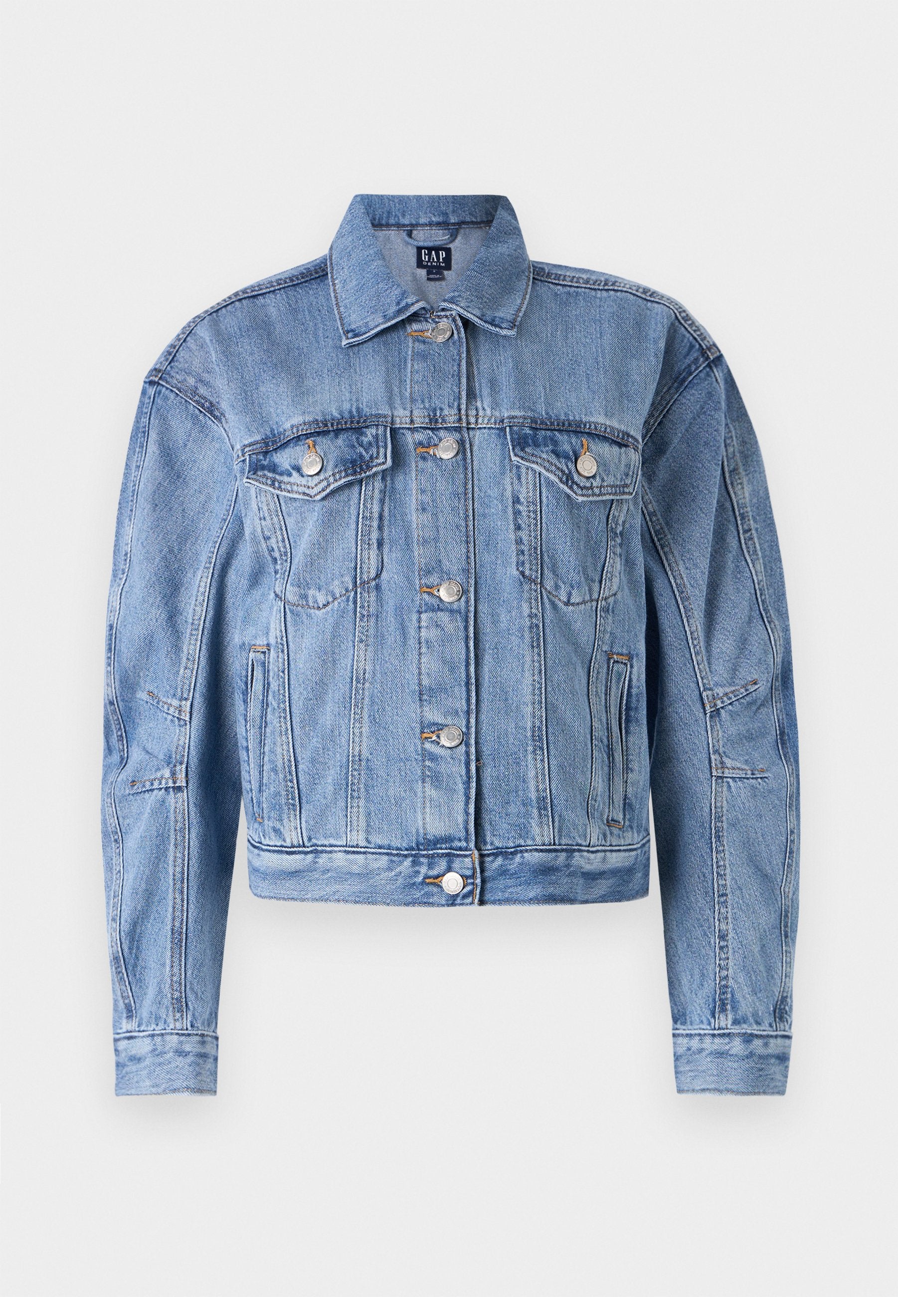 Hellblaue Jeansjacke mit verkürztem Design, Brusttaschen, silbernen Knöpfen und genähten Akzenten an Ärmeln und Körper. Klassischer Kragenstil.