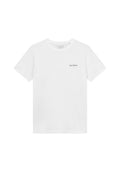 Weißes Baumwoll-T-Shirt mit kurzen Ärmeln, Rundhalsausschnitt und einem kleinen, schwarz bedruckten "Les Deux"-Logo auf der linken Brustseite.