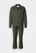 Grüner Plaid-Pyjama aus weichem Stoff. Besteht aus einem Hemd mit Knöpfen und Kragen sowie passenden Hosen mit lässiger Passform.