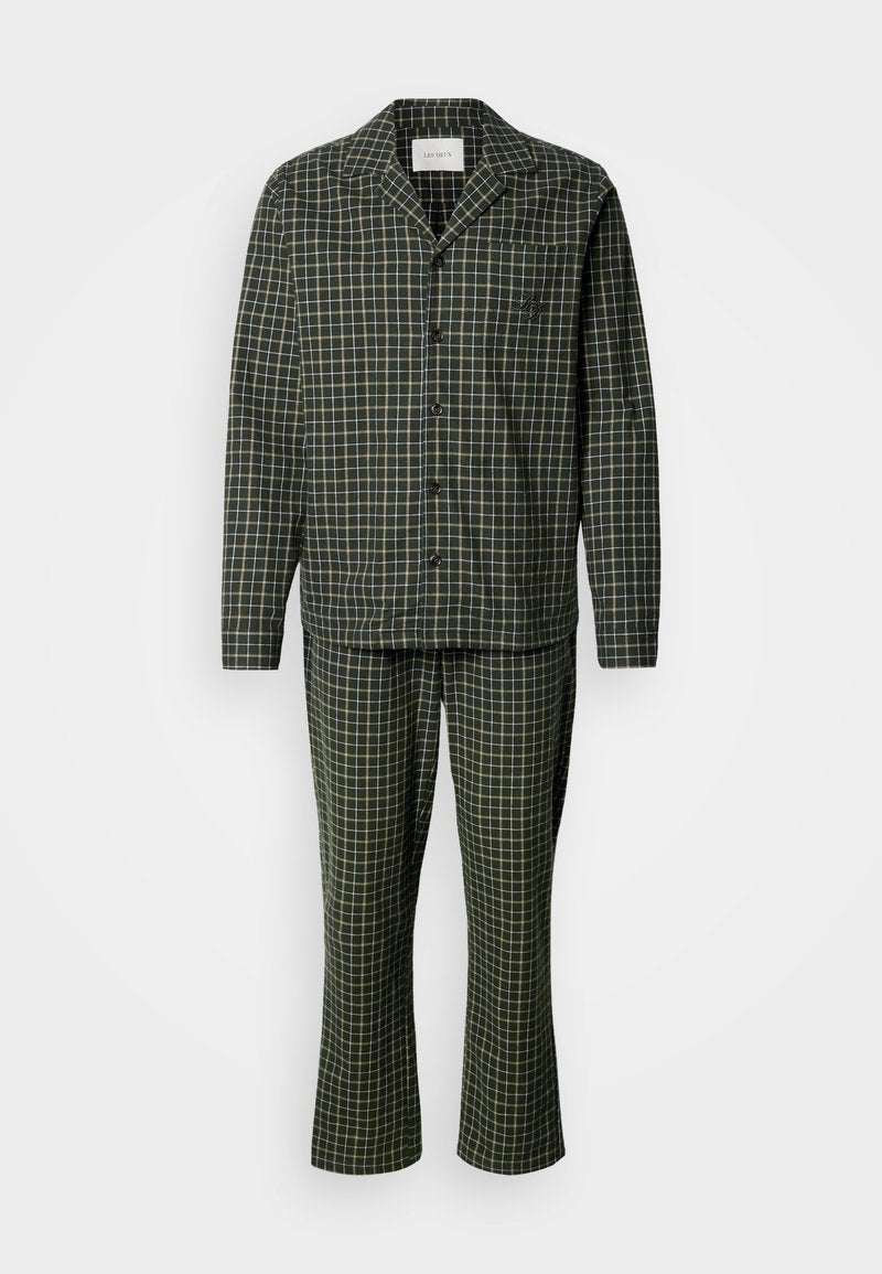 Grüner Plaid-Pyjama aus weichem Stoff. Besteht aus einem Hemd mit Knöpfen und Kragen sowie passenden Hosen mit lässiger Passform.
