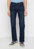 Dunkelblaue Jeans aus Denim mit geradem Schnitt, ausgestattet mit fünf Taschen, einem Knopfverschluss vorne und Kontrastnähten. Dazu werden graue Sneakers getragen.