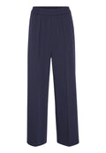Marineblaue weite Hose mit glatter Textur, elastischem Bund und zwei vorderen Falten für zusätzlichen Detail.