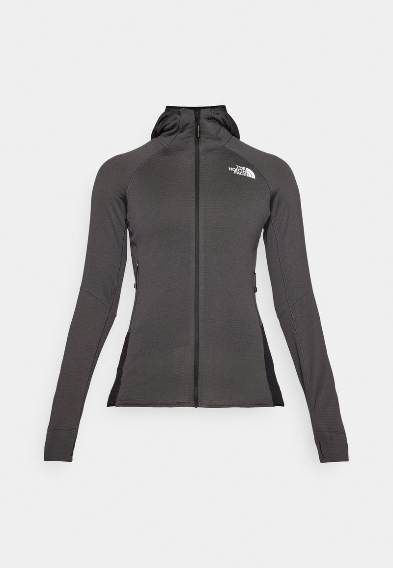 Schwarze Sportjacke mit durchgehendem Reißverschluss, Kapuze und strukturiertem Design. Verfügt über seitliche Reißverschlusstaschen und kontrastierende schwarze Paneele an den Seiten.