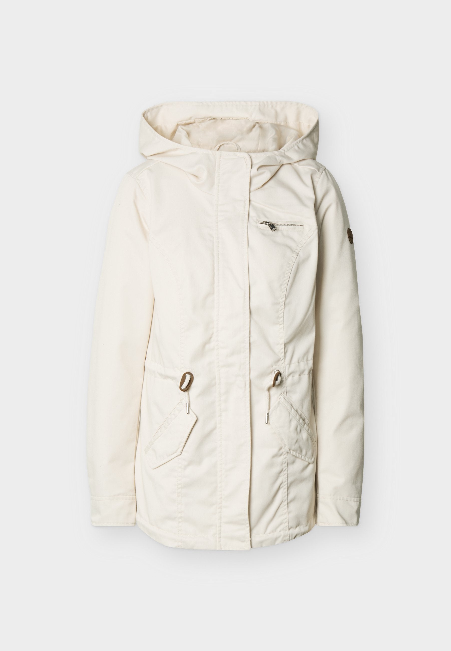 Weiße Kapuzenjacke mit vorderem Reißverschluss, zwei seitlichen Taschen mit Kordelzügen und einer Reißverschlusstasche auf der Brust, vor einem schlichten Hintergrund gezeigt.