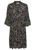 Blumenkleid mit schwarzem Hintergrund, verziert mit lila Blumen und grünen Blättern. Lange, ausgestellte Ärmel und ein plissierter Saum.