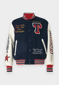 Marineblaues und cremefarbenes Varsity-Jackett mit roten Akzenten, bestickt mit Text, einem "T"-Logo sowie gestreiftem Rippkragen und -bündchen.