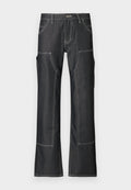 Dunkelblaue Cargo-Hosen aus Denim mit weißer Kontrastnaht, ausgestattet mit mehreren Taschen und einem schmal zulaufenden Bein-Design. Robustes Material und Metallknopf-Verschluss.
