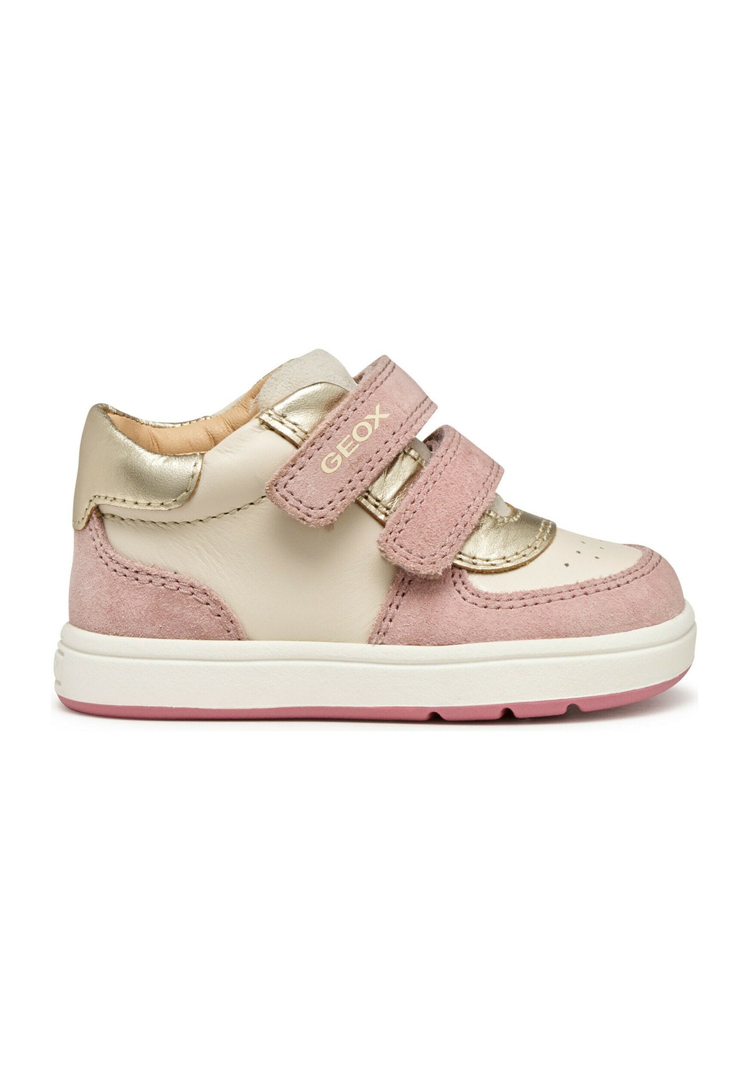Rosa und beige Sneaker mit gold metallic Akzenten, samtiger Textur, zwei Klettverschlüssen und einer weißen Sohle mit rosa Details.