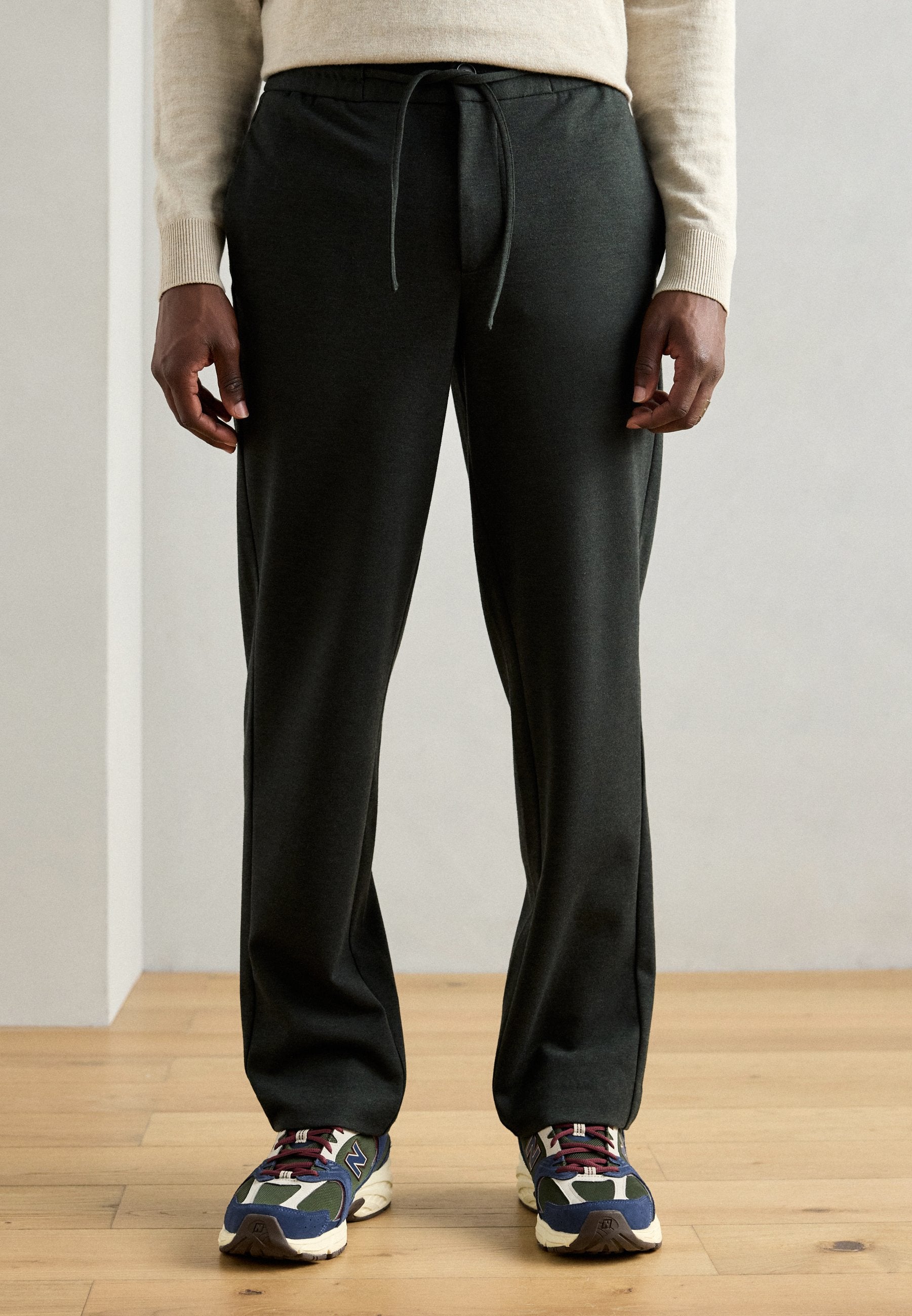 SUPERFLEX RELAXED FIT PANTS Media 3