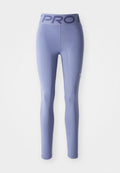 Lila Leggings aus dehnbarem Material, mit einem breiten Bündchen, auf dem "PRO" in dunkellila gedruckt ist, sowie einem kleinen Logo am unteren Bein.