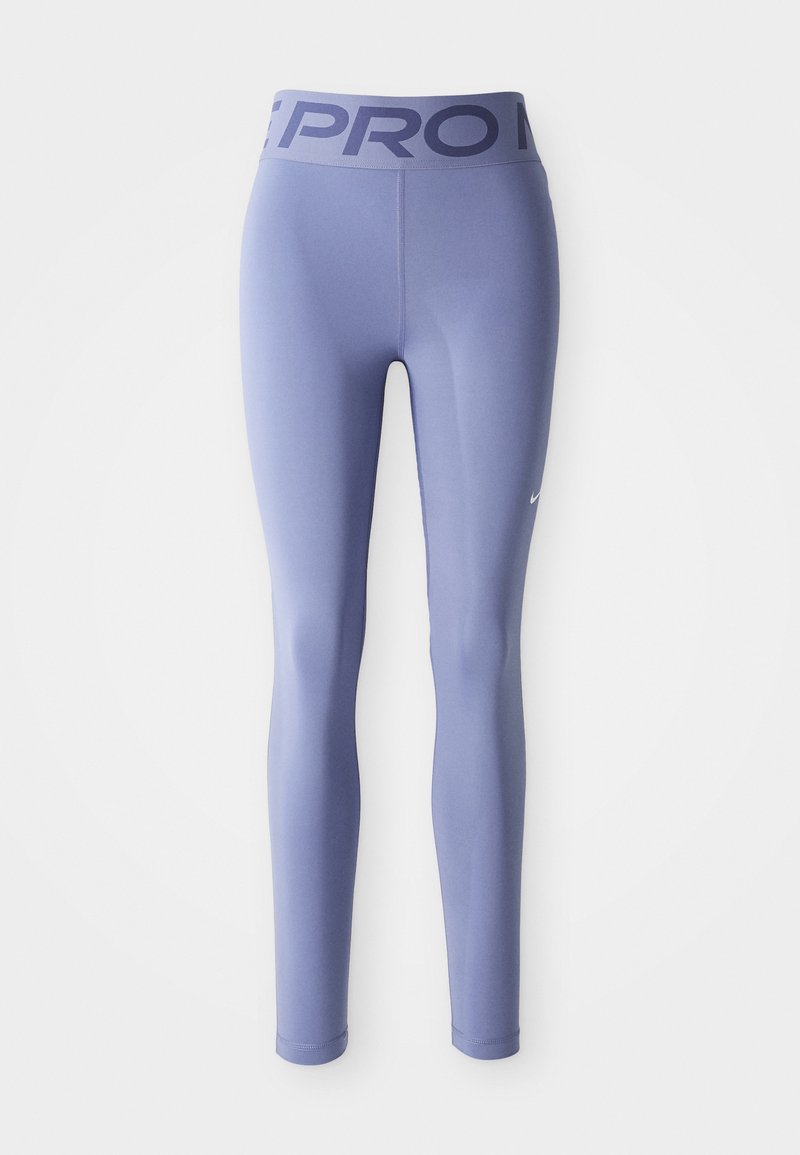 Lila Leggings aus dehnbarem Material, mit einem breiten Bündchen, auf dem "PRO" in dunkellila gedruckt ist, sowie einem kleinen Logo am unteren Bein.