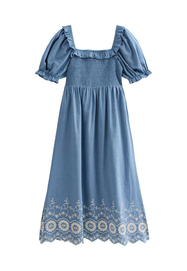 Blaues, rüschenschürzendes Kleid mit quadratischem Ausschnitt und Puffärmeln. Mit floraler Bestickung am Saum und einem fließenden, leichten Stoff.