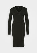 Dunkelgrünes, geripptes Strickkleid mit langen Ärmeln, V-Ausschnitt und einem Taillengürtel. Es hat eine figurbetonende Silhouette und einen seitlichen Schlitz für mehr Bewegungsfreiheit.