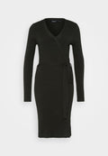 Dunkelgrünes, geripptes Strickkleid mit langen Ärmeln, V-Ausschnitt und einem Taillengürtel. Es hat eine figurbetonende Silhouette und einen seitlichen Schlitz für mehr Bewegungsfreiheit.