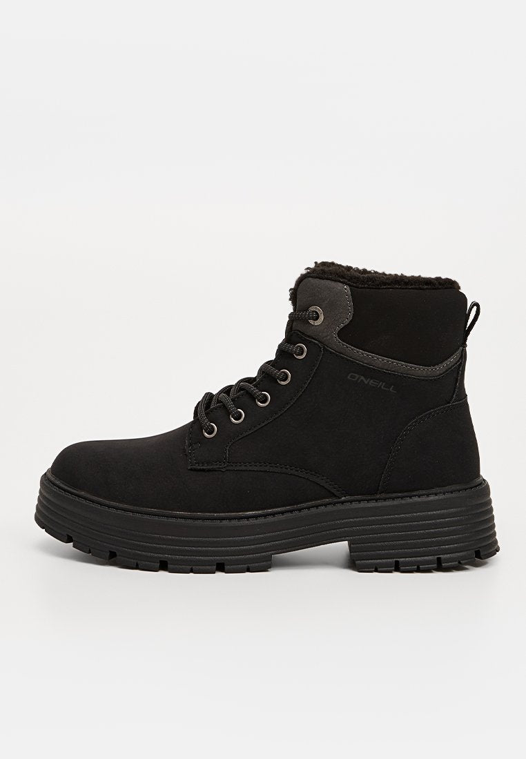 Schwarze Knöchelstiefel aus Wildleder, mit Schnürdesign, gepolstertem Kragen und Gummisohle mit strukturiertem Profil.