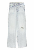 Helle, weite Jeans mit einer zerrissenen Stelle am rechten Knie, vorderen Taschen und einem Knopfverschluss am Bund.