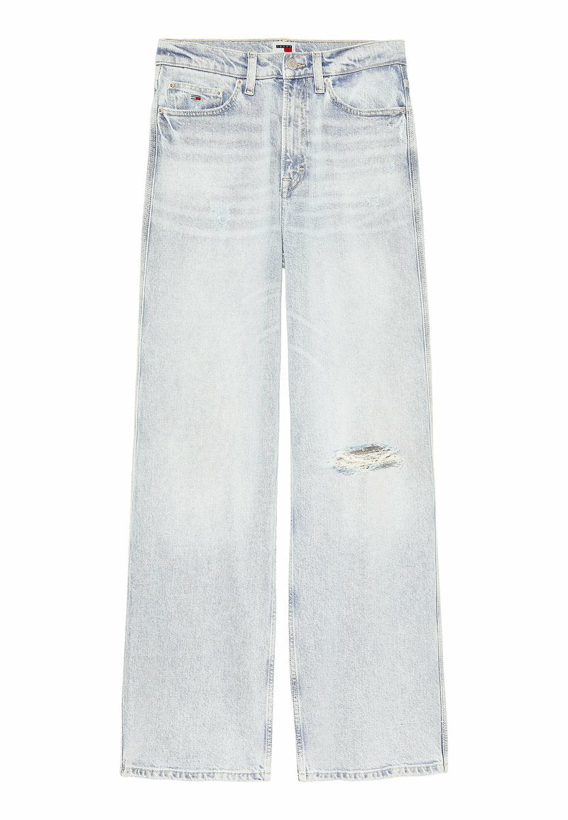 Helle, weite Jeans mit einer zerrissenen Stelle am rechten Knie, vorderen Taschen und einem Knopfverschluss am Bund.