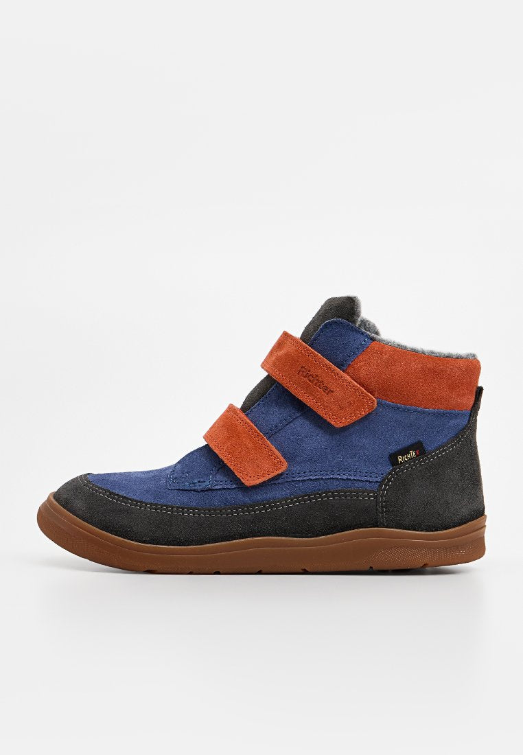Hochschuh mit blauem Wildleder-Obermaterial, orangen Klettverschlüssen, grauen Wildlederakzenten, brauner Gummisohle und gestickten Details.
