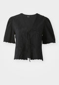 Schwarze kurzärmelige Bluse aus leichtem Stoff, mit floralen Stickereien, einem V-Ausschnitt und Knotenverschluss auf der Vorderseite. Wellenförmiger Saum.