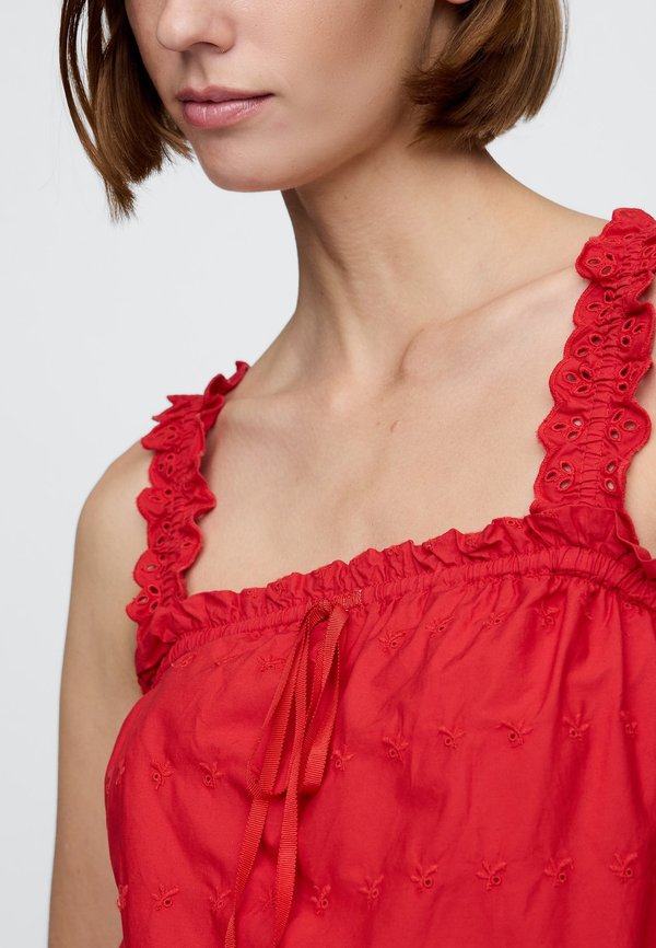GAP EYELET