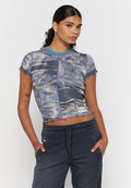 Gekürztes T-Shirt in Blau- und Grautönen mit Batikmuster, einem gerippten türkisfarbenen Kragen und lila Rüschenkanten. Verfügt über ein Markenlabel am Saum.