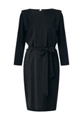 Schwarzes Kleid aus glattem Stoff, mit langen Ärmeln, rundem Halsausschnitt, einem gebundenen Taillengürtel und einem dezenten Rückenverschluss.